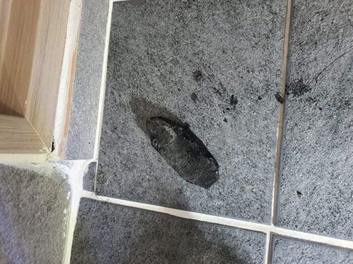 천안 하수구막힘 배수 상태와 바닥의 물 고임을 살펴보는 모습